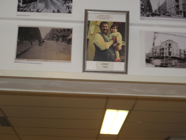 De foto van vader die in de winkel hangt, 1992  