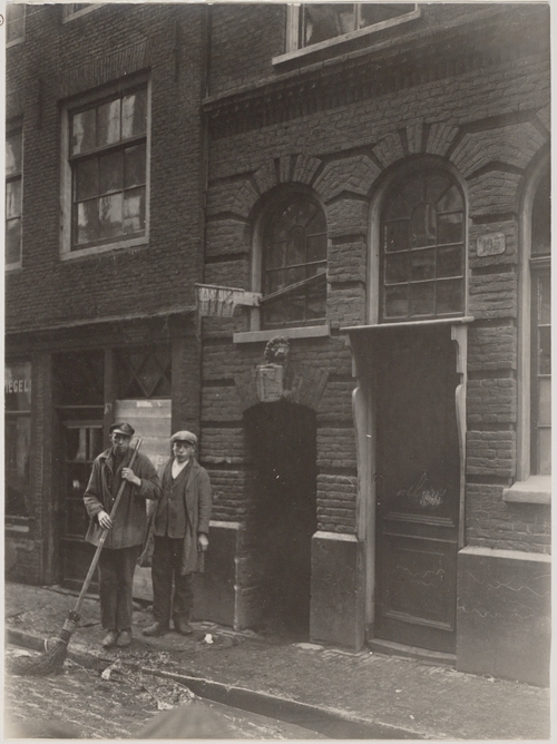Valkenburgerstraat 195 (ged) met de gevelsteen  "D'Roo. Leew", met twee mannen (jongen) met bezem, ca. april 1927. Bron: Beeldbank SAA.  