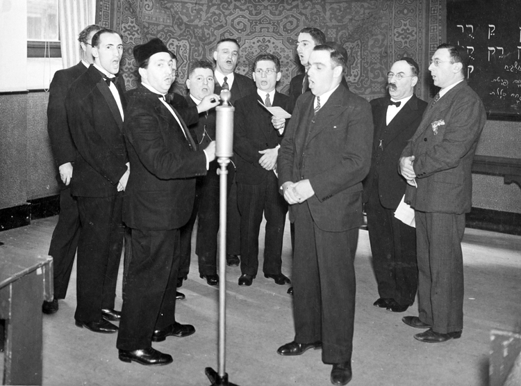 Optreden van het Amsterdams Joodse Koor voor ‘De Amerikaansche Radio’. Bron: fotoarchief van het NIW via het JCK –  JHM F304155 (oorspronkelijk 11-10-1935)       