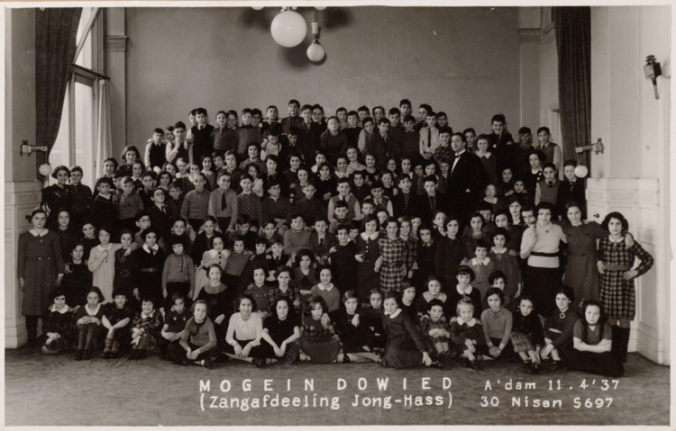 Het Koor van Mogein Dowied (11-04-1937) o.l.v. Samuel Englander. Fotoarchief NIW, via het JCK.  