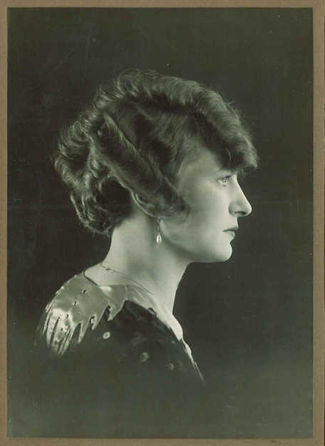 winnend-kapsel-1   Prijswinner -   Een foto omstreeks 1926 van een kapsel waarmee de oude mevrouw Riphagen een prijs won. Foto uit privé collectie familie Riphagen  