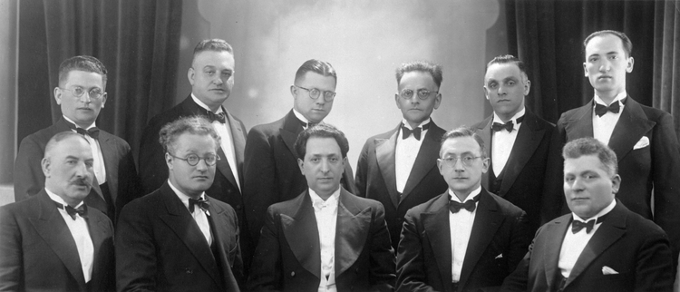 Het Koor der Grote Synagoge, 26-04-1939. Groepsportret met een groot aantal zangers dat ook actief was in Het Amsterdamsche Joodsche Koor. Bron: JHM.   