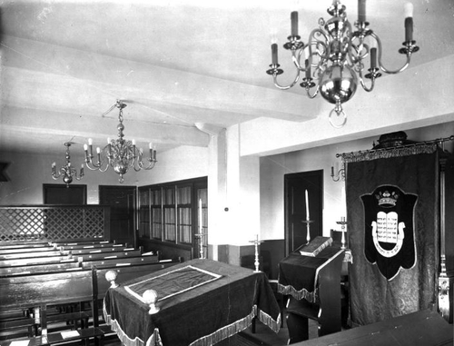 Interieur synagoge Amsterdam-Noord, hoek Mosveld, Latherusstraat, circa 1930. Bron: JCK  