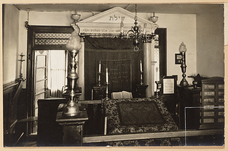 Afbeelding van het interieur van het ‘het bidlokaaltje van Rechouwous’ in de Molukkenstraat, bron: fotocollectie NIW, via het JCK.   