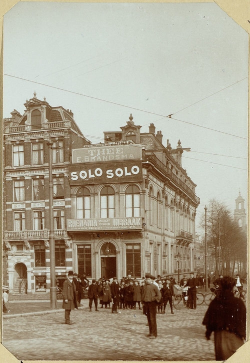 Het gebouw "Casino" aan de Nieuwe Amstelstraat (sic). De voormalige Diamantbeurs, locatie: Amstel 27-29 hoek Waterlooplein. Foto 435 uit het album van W.J.R. Dreesmann, ca. 1910. Bron: beeldbank SAA.  