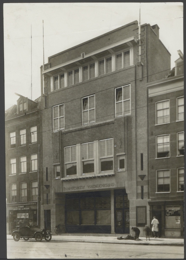 Roetersstraat 32 (ged.) - 40 v.r.n.l. met op nummer 34-38 het gebouw van de Handwerkers Vriendenkring uit 1924 van de architecten G.H. Kleinhout en A.J. van der Steur (later hernummerd naar 170-172)  