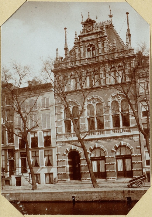 Gezicht op het gebouw van de Maatschappij voor de Werkende Stand, Kloveniersburgwal 87-89. Links: Kloveniersburgwal 85, rechts nummer 91 (gedeeltelijk). Foto 256 uit het album van W.J.R. Dreesmann, SAA. Datering – 1883.   