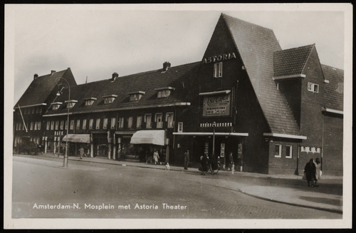 Mosplein met het Astoria-Theater, hoek Mosveld. Datering 1940, bron: prentbriefkaarten, Stadsarchief Amsterdam.     