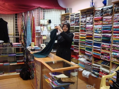 Istanbul-mode  Aysel in haar winkel voor de vele doeken en kleuren. Foto: Rietje Werts, 2011.  