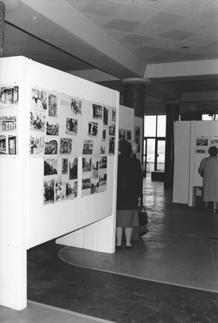 Fototentoonstelling over de Indische Buurt in het Open Haven Museum Gepubliceerd in de Tong Tong april 1991. 