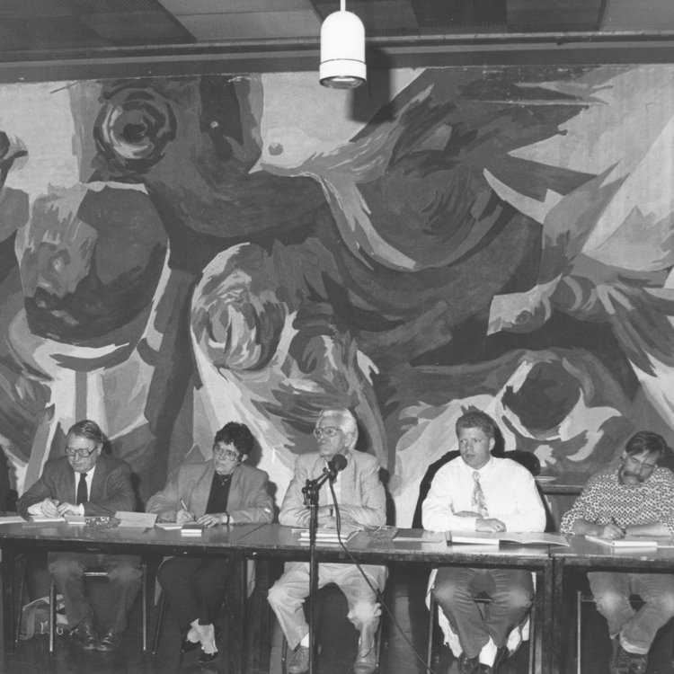 Bewonersvergadering in de 3e Technische School a/h Timorplein Van links naar rechts: Kuiper, Marike Top, Joop Storm, Mary Haubrich, Nico de Lange, van Meel, van Loenen en Baltie Teeuwen.<br />Foto gepubliceerd in de Tong Tong, mei 1991. 