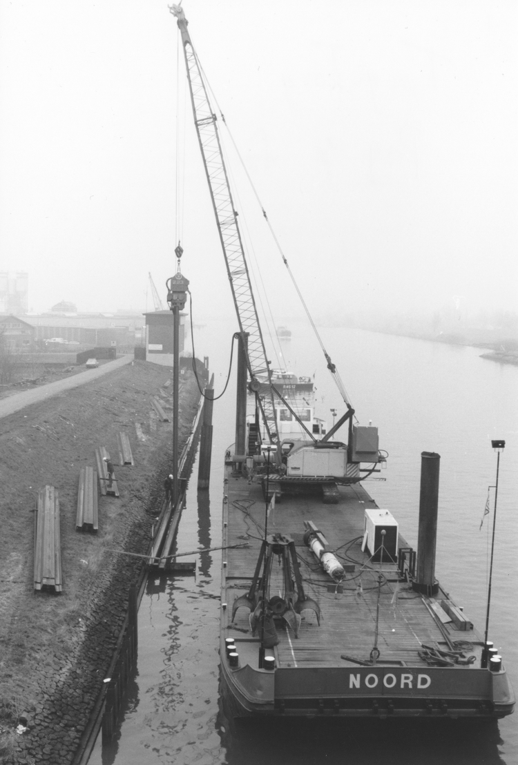 Heischip tijdens werkzaamheden Amsterdam-Rijnkanaal Gepubliceerd in de Tong Tong. 