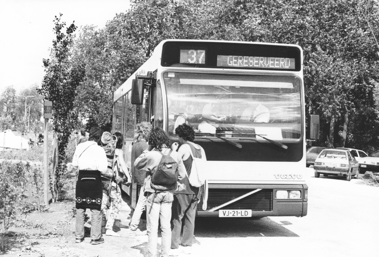 GVB bus vertrekt vanaf Camping Zeeburg in het hoogseizoen  