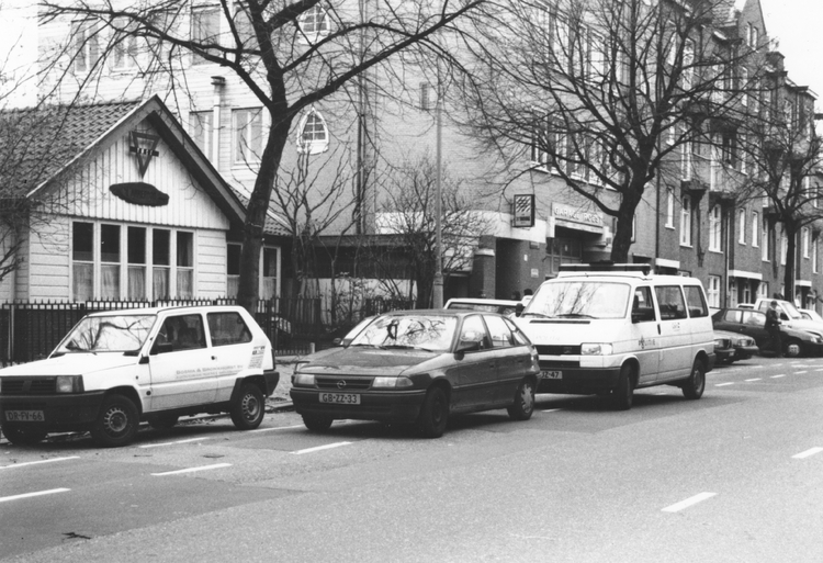 Politie op bezoek in naaiatelier Zeeburgerdijk 55  