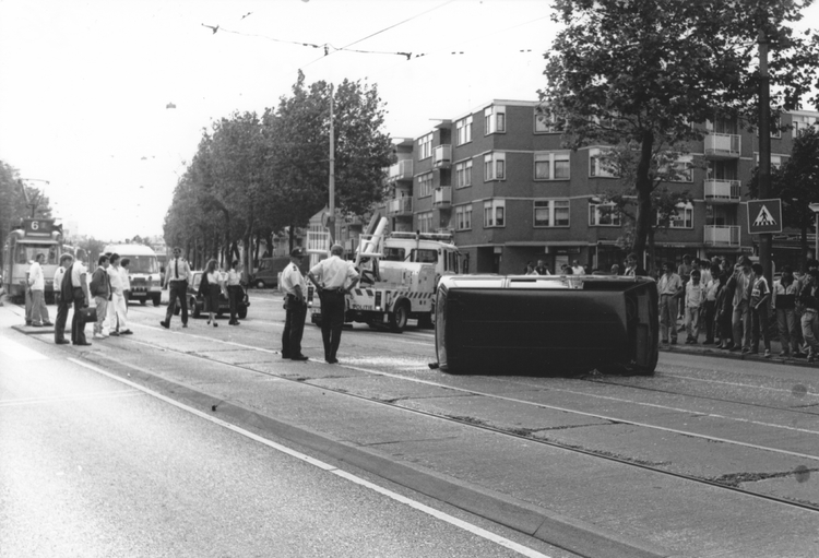 Ongeval op verkeersgevaarlijk kruispunt Insulindeweg/Sumatrastraat  