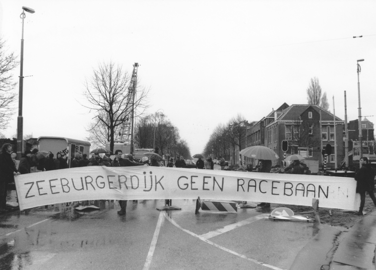 Aktiespandoek: Zeeburgerdijk geen racebaan! / kruising Borneostraat  