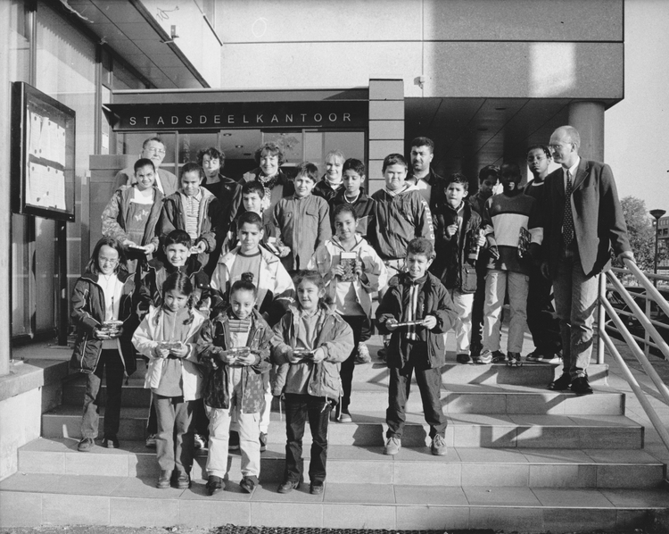 Kinderen bij Stadsdeelkantoor  