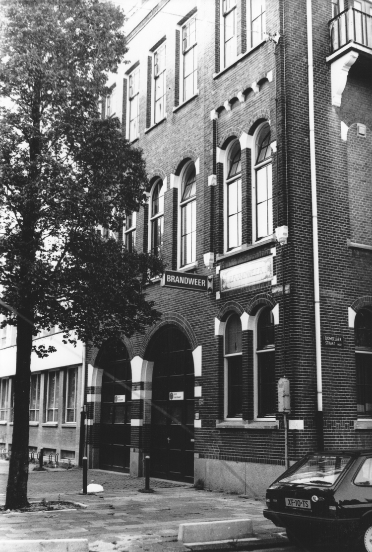 Brandweer kazerne Dapperstraat Juli 1991. Foto gepubliceerd in de Tong Tong. 