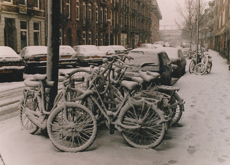 Besneeuwde fietsen Maart 2001. 