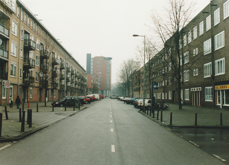Straat met Geko en groot gebouw op achtergrond Maart 2000. 
