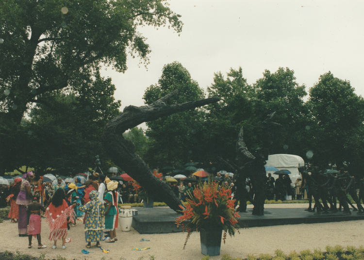 Onthulling Slavernij Monument Oosterpark 1 juli 2002  