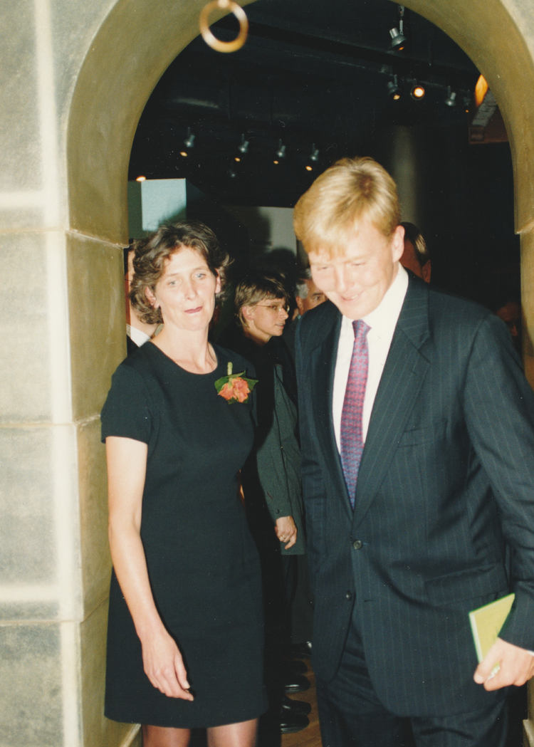 Opening Persmuseum 4 oktober 2001 Directeur Mariëtte Wolf en kroonprins Willem-Alexander. 