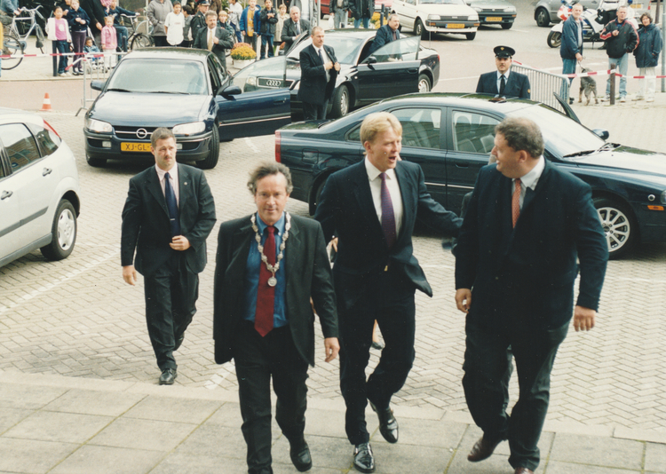 Opening Persmuseum 4 oktober 2001 Kroonprins Willem-Alexander e.a. 