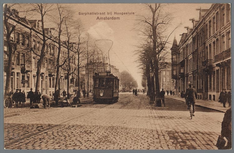 Prentbriefkaart van de Sarphatistraat in Amsterdam bij de Hoge Sluis, ca. 1910. Portretten en afbeeldingen van joods Nederland rond 1910, JHM.   