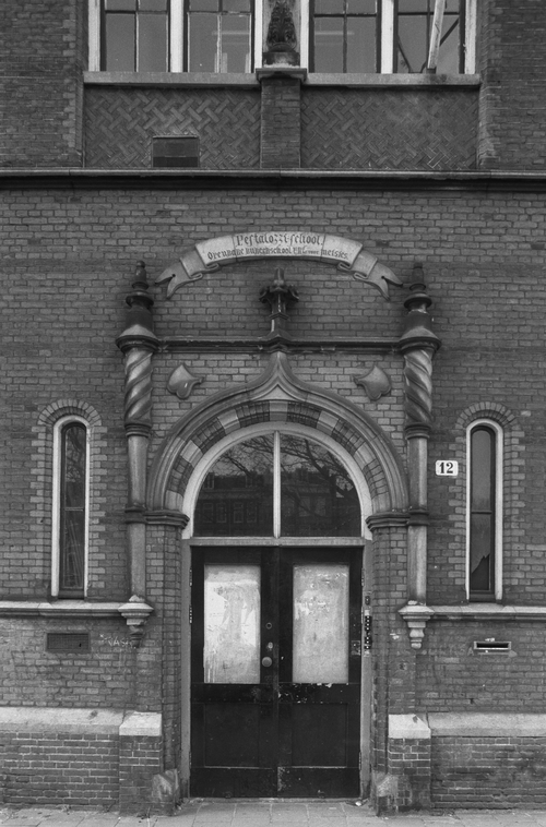 Pestalozzischool aan de Nassaukade 12, foto van Jan Karel Warfelhuis uit 1987). Bron: Coll. Bureau Monumentzorg, SAA  
