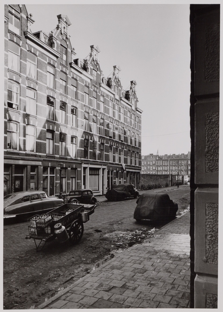 Melkboer in de Blasiusstraat. Blasiusstraat 45-53 gezien naar de Wibautstraat.<br />Foto: Dienst Publieke Werken; Afdeling Stadsontwikkeling. Collectie Stadsarchief.  Februari 1956. 