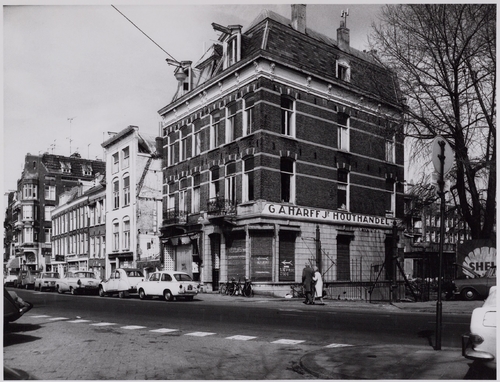Weesperzijde 54-53 enz. (v.r.n.l.)  Links de ingang van de Eerste Oosterparkstraat.  April 1970 Foto: Arsath Ro'is, J.M.  Collectie Stadsarchief Amsterdam<br /> 