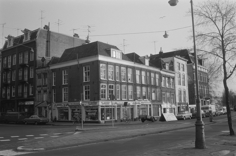 Weesperzijde 46-56  Links de ingang van de Eerste Oosterparkstraat. Datering 11 maart 1970   Foto: Arsath Ro'is, J.M.  Collectie Stadsarchief Amsterdam: <br /> 