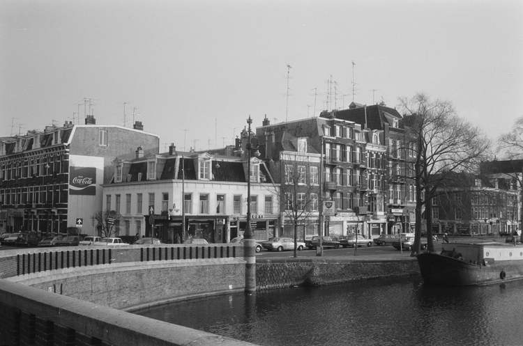 Weesperzijde 39-50, links Blasiusstraat 4-8 v.r.n.l., gezien vanaf de Nieuwe Amstelbrug (brug 101) 1976.  Fotograaf: H.J. Zantkuijl Foto: Stadsarchief Amsterdam  