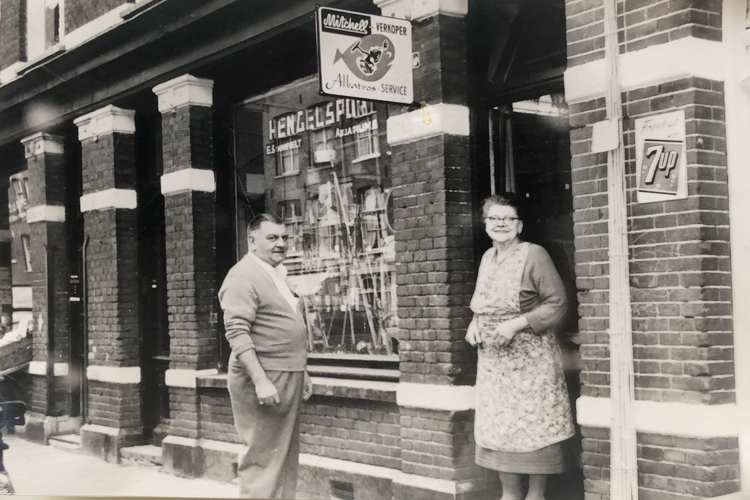 foto uit 1958 voor de winkel, op de foto staat overgrootmoeder Starreveld met haar zoon, de broer van oma.  