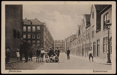Prentbriefkaart van de Djambistraat, Uitgave H.W. Nije, Borneostraat, Amsterdam, datering 1915. Bron: Collectie Stadsarchief Amsterdam: prentbriefkaarten.  