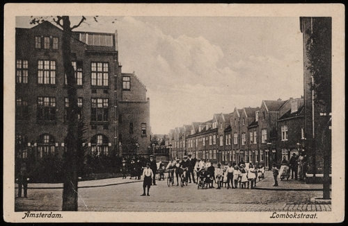 Prentbriefkaart van de Lombokstraat. Uitgave H.W. Nije, Borneostraat, Amsterdam. Bron: Collectie Stadsarchief Amsterdam: prentbriefkaarten. Datering 1910.  