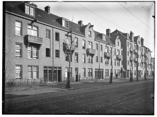 Foto van de Zeeburgerdijk van 5 maart 1918, architect is J.H. Leliman. Bron: Archief van de Gemeentelijke Dienst Volkshuisvesting en rechtsvoorganger: glasnegatieven (SAA).   