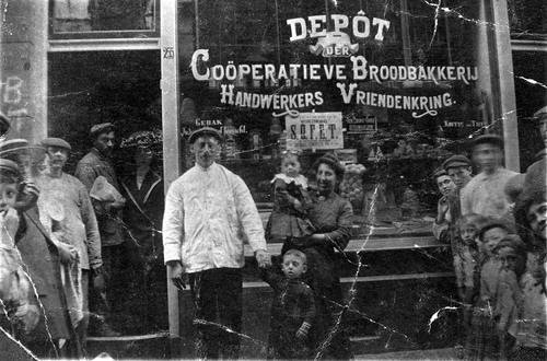 Simon Blitz voor zijn bakkerij "Handwerkers Vriendenkring" in de  Valkenburgerstraat 255, circa 1910. Bron: JHM.  