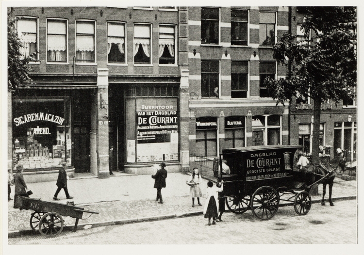 Commelinstraat 53-61 zo rond 1911. Beschrijving: Sigarenmagazijn, bijkantoor van het dagblad De Courant en een wijnkooperij. Bron: fotocollectie SAA.  
