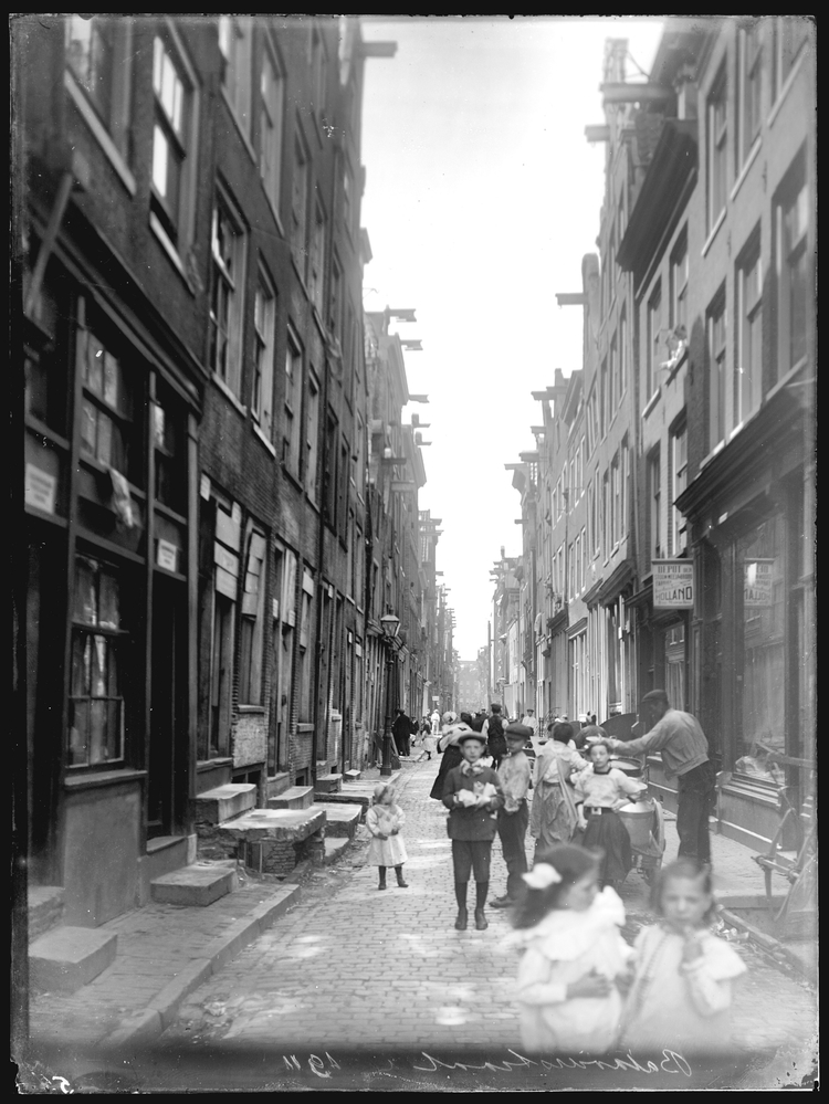 Batavierstraat, gezien naar Houtkopersburgwal, 1911. Bron: Archief van de Gemeentelijke Dienst Volkshuisvesting en rechtsvoorganger: glasnegatieven – SAA.   