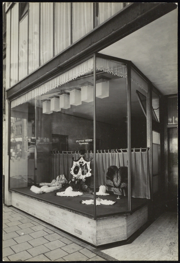 Etalage van de winkel van de firma Splitter Frères in bontwerken, Koningsplein 3, ca. 1940. Bron: Collectie Stadsarchief Amsterdam: foto's  