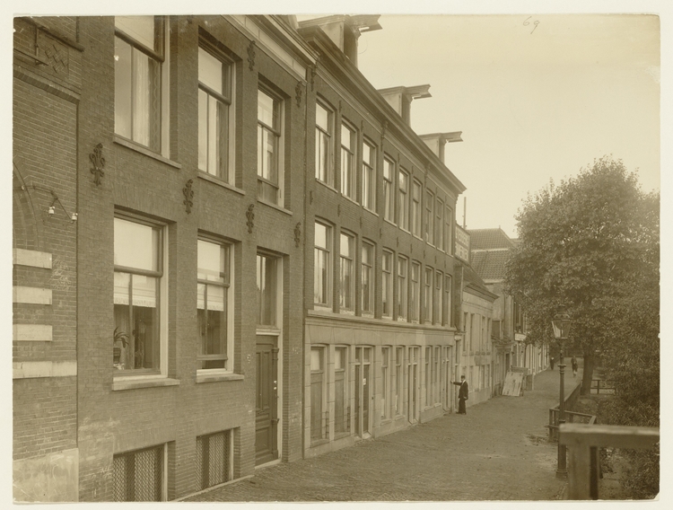 Foto van de Tweede Boerhaavestraat 2-36 (v.r.n.l.). Vervaardiger: Leenheer, Cornelis G. (1869-1942), uit de Collectie Stadsarchief Amsterdam: foto's, datering: september 1915  