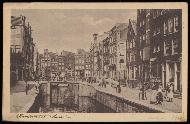 Krom Boomssloot gezien naar Recht Boomssloot, daarvoor de brug tussen de Koningsstraat en de Korte Koningsstraat, Uitgave J. Sleding, ca.1914. Bron: Collectie Stadsarchief Amsterdam: prentbriefkaarten.  