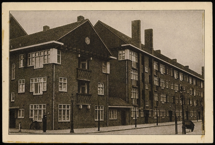Prentbriefkaart (1929) van de Ben Viljoenstraat 1-5 , links Tugelaweg 119-118. Architect Wieger Bruin. Bron: Collectie Stadsarchief Amsterdam: prentbriefkaarten.   