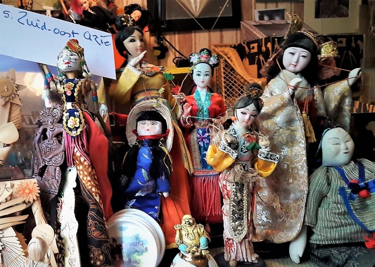 overzicht cultuurgebieden met klederdracht-poppen Zuid Oost Azië uit de expo KLEDING en KLEDERDRACHT WERELWIIJD  