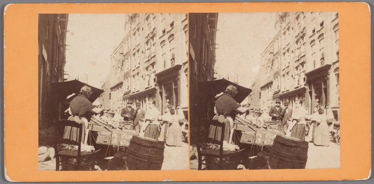 Foto van de Uilenburgersteeg uit 1890, Markt, gezien vanaf de Jodenbreestraat. Bron: collectie stereofoto’s SAA  
