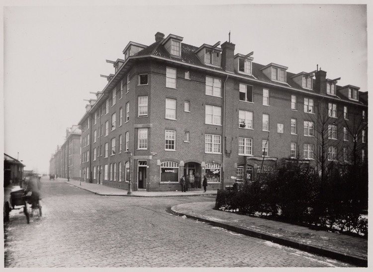Tugelaweg 50-65, gezien in oostelijke richting naar de Linnaeusstraat, met rechts Maritzstraat 1-9 in 1938. Bron Beeldbank SAA  