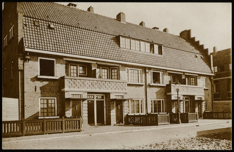 Vaalrivierstraat 15-21. Architect J. Gratama (NB hij was nogal fout in de oorlog), prentbriefkaart uit de collectie van het SAA, datering 1920.  