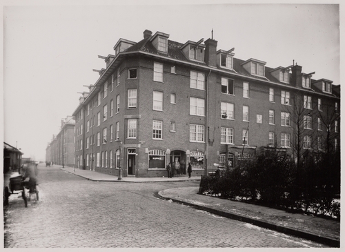 Tugelaweg 50-65, gezien in oostelijke richting naar de Linnaeusstraat, met rechts Maritzstraat 1-9. Collectie Stadsarchief Amsterdam: foto's, datering: 1938.  