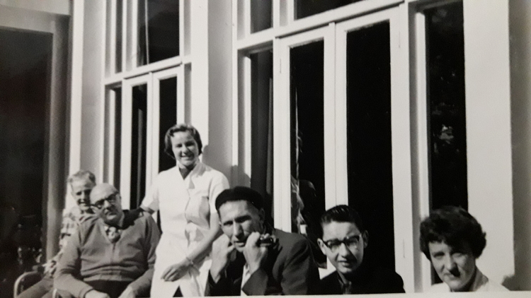  Bert ( 2e van rechts) met lotgenoten in het revalidatiecentrum, 1957  